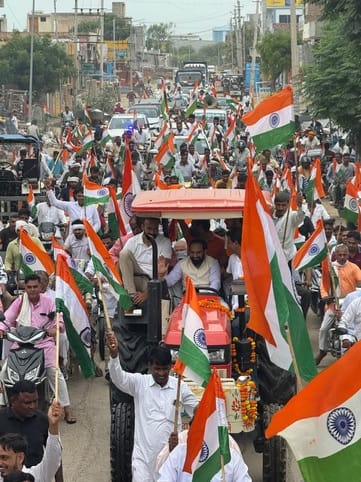 The MLA sang a patriotic song during the Tiranga Yatra, a huge crowd gathered