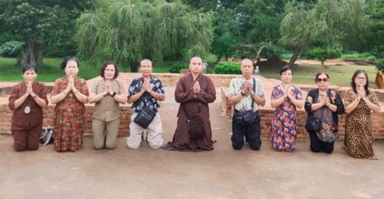 Vietnamese group worships Bodhi tree