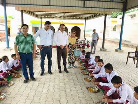 BEO tasted the mid-day meal with the children