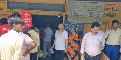 Siddharthnagar News: Officers landed in the field, 5700 bags of urea distributed among the committees