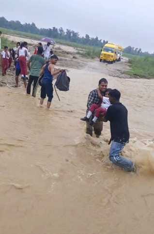 School van stuck on the river bank, villagers helped children cross the river