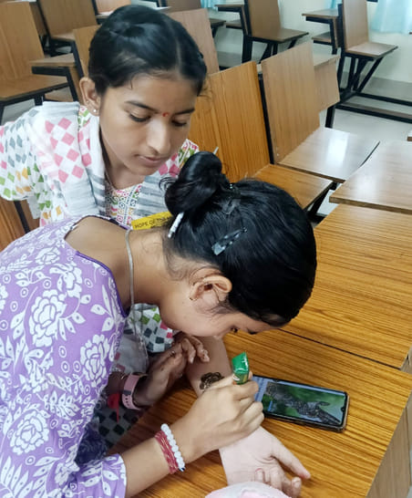 Pranjali and Komal were the toppers in Mehndi competition