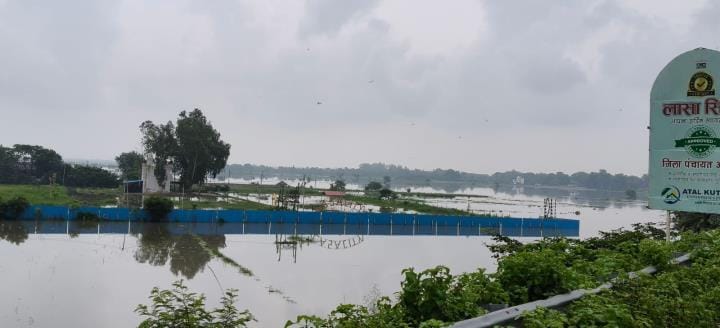 Villages surrounded by floods in Itaunja... Fields filled with water, crops submerged