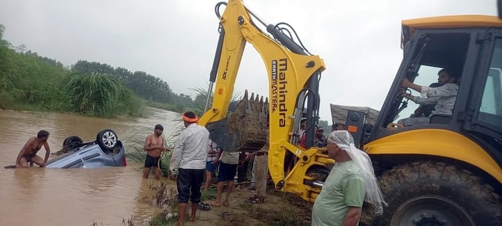 Devotee's car swept away into Gulah river