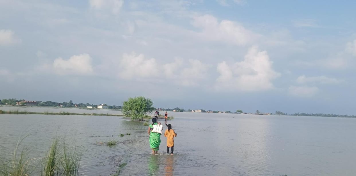 Gorakhpur News: Flood water rose on Gahira village and Derwa to Subedar Nagar Majha road