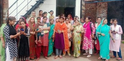Kanpur Women created ruckus outside NGO office accused of not being given sewing machine police pacified them