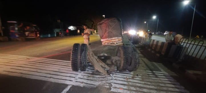 The four rear wheels of the moving truck came off, the front two tyres also burst after hitting the divider
