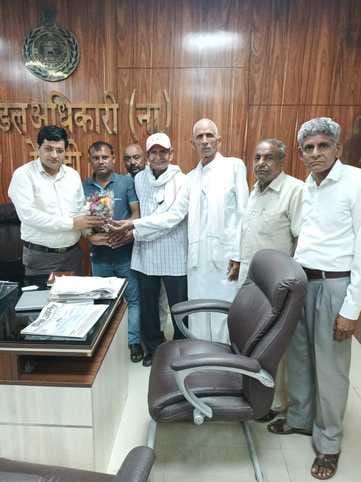 The outstanding honorarium of numberdars should be paid