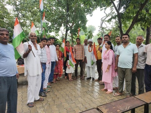 Villagers are being made aware under the Har Ghar Swachhata Abhiyan