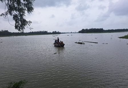 Ganga 66 cm away from danger mark, boats started running in Pariyar
