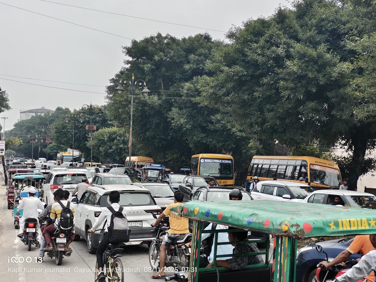 There was a traffic jam at Chaupala in Gajraula