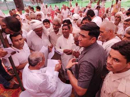 Protest against non-release of salary of Kaushal Rojgar employees