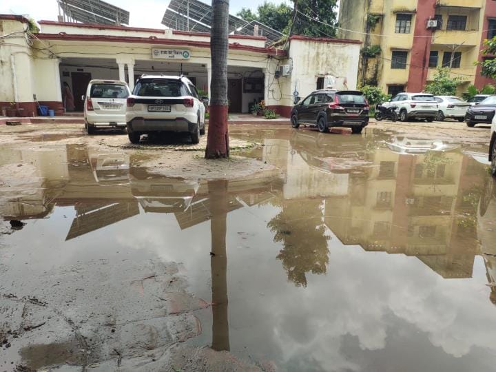 Forgot the standards of drain construction during four-lane construction... Neighbourhood is suffering due to waterlogging