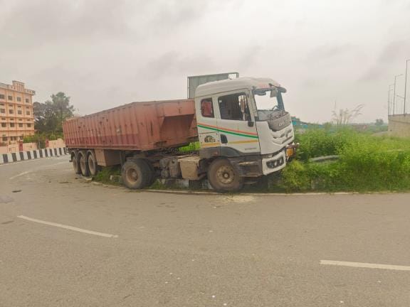 Gorakhpur News: Uncontrolled trailer climbed on divider breaking stone barricades, driver critical