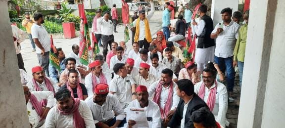 SP workers got angry after Akhilesh was taken into custody, protested against it