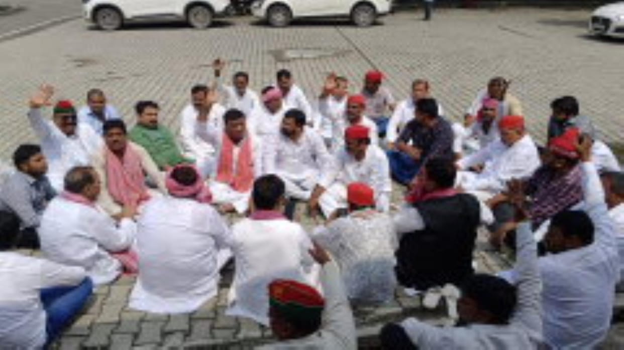 Dharna held against the arrest of Akhilesh