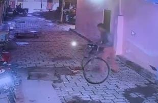 In the footage, a clever thief was seen taking a bag on a bicycle
