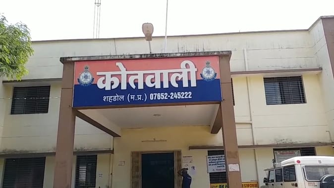A woman returning home after tying a Rakhi was robbed at the bus stand,