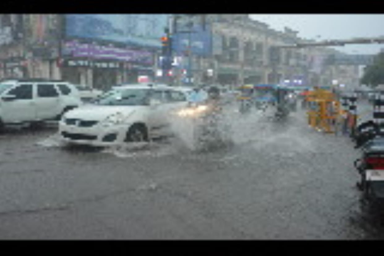 Due to rain, waterlogging occurred at many places in the city, trees and walls also fell