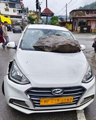 Stones fell on vehicles in Gahri, Bhuli, drivers narrowly escaped