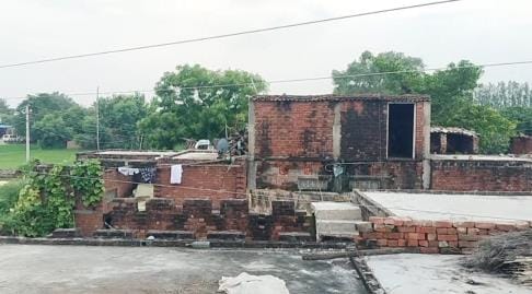 Two people including a woman died due to electric shock, police was prevented from taking the body of the girl in custody
