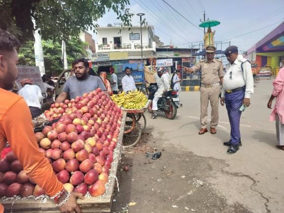 Traffic police personnel removing the cart from the road at Mukhalispur intersection