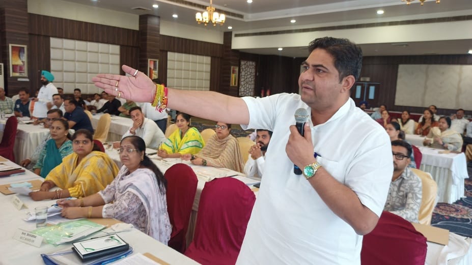 Controversy over garbage, demand for cancellation of tender