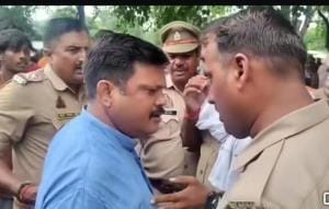 In the by-election, the BJP leader pointed a finger at the inspector and said- go to the police station, don't be seen here