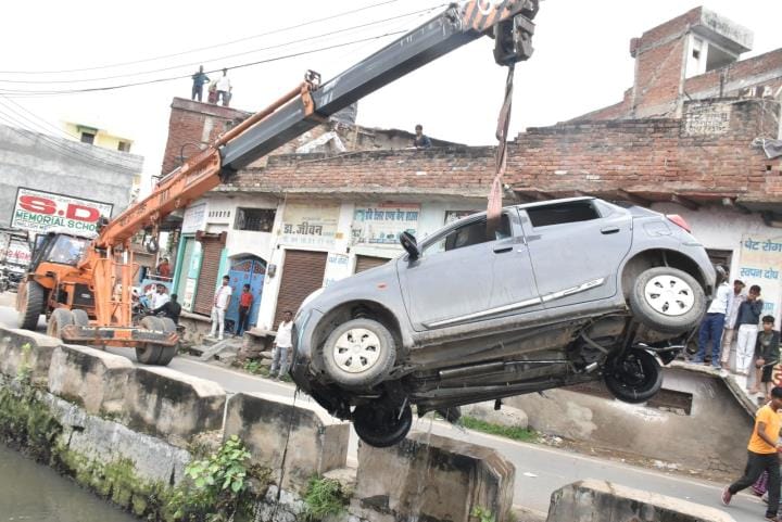 The car lost control and fell into the drain after a tyre burst
