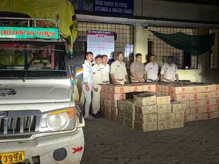 नामली थाना परिसर में खड़ा जप्त लोडिंग पिकअप वाहन उसमें पाई गई बीयर व शराब की पेटियों के साथ पुल