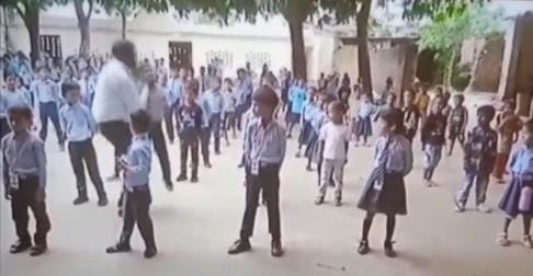 Students hold their necks in prayer, video viral