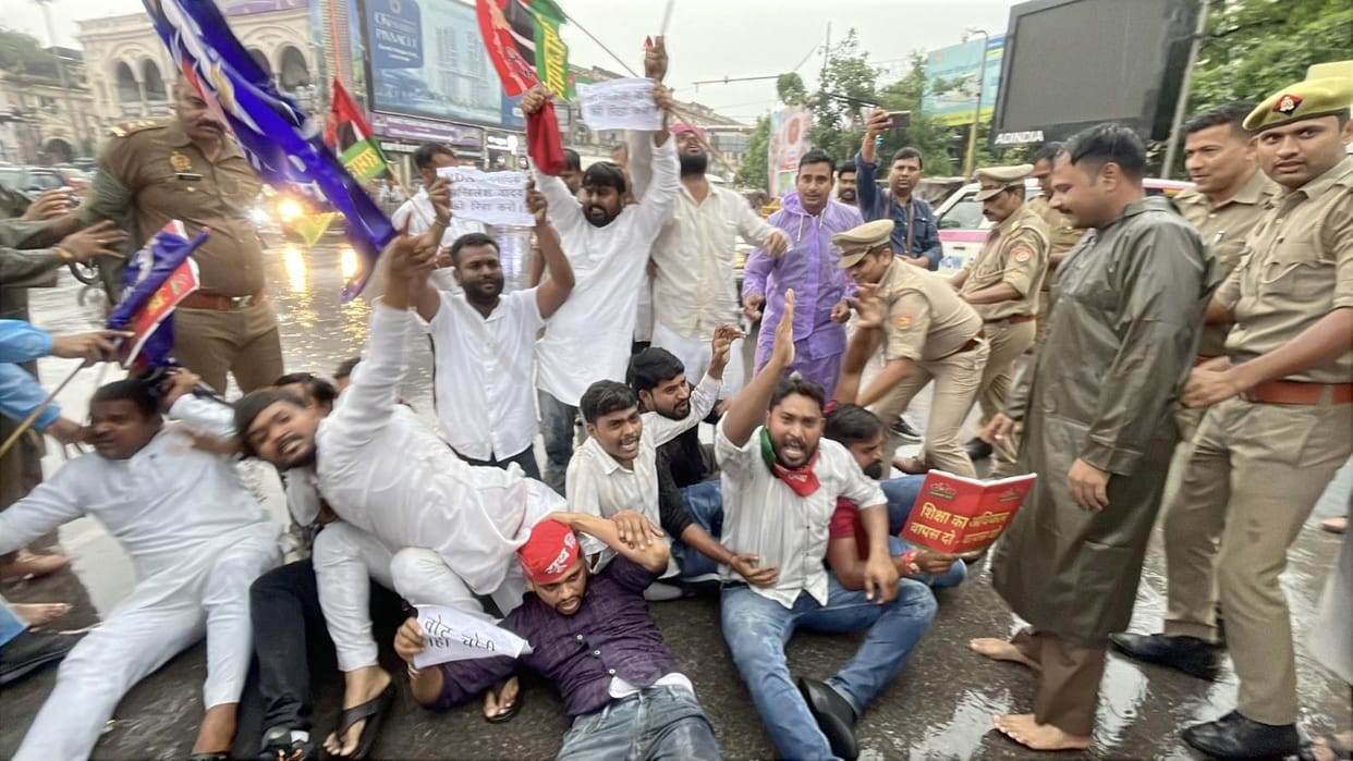 SP workers protest against the arrest of Akhilesh Yadav