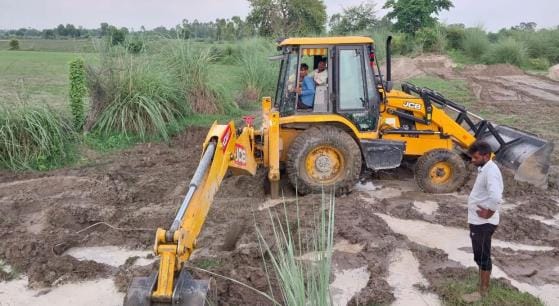 Cracks started appearing in the dam of Kadarganj