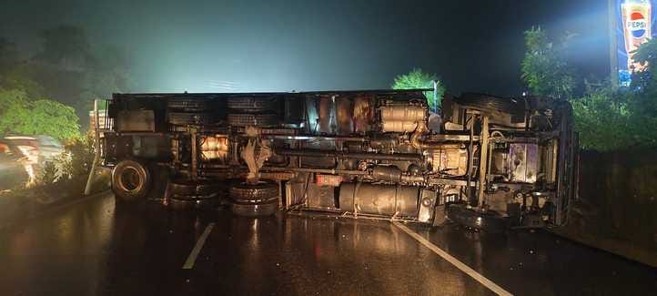 High speed container overturned, ice cream scattered on the road