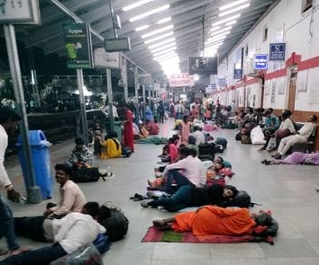 Crowd management failed due to passengers returning after the festival