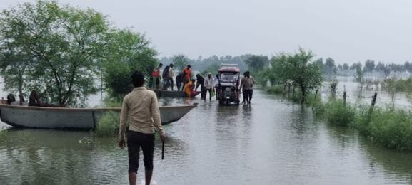 Water level in Ramganga also increased, boats were deployed, water started flowing towards villages