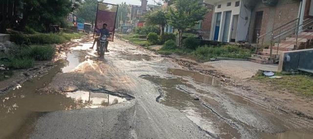 Road with thousands of potholes, difficulty increases in rain