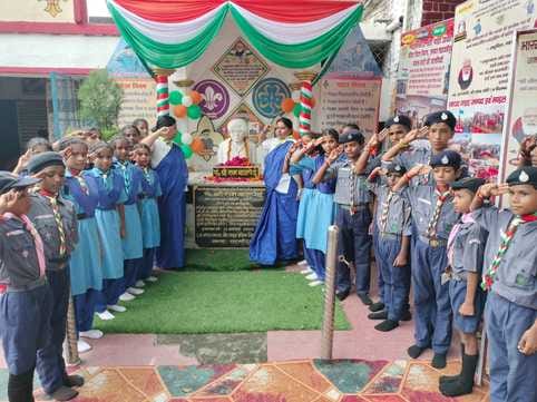 Floral tribute to the statue of the father of Scout-Guide