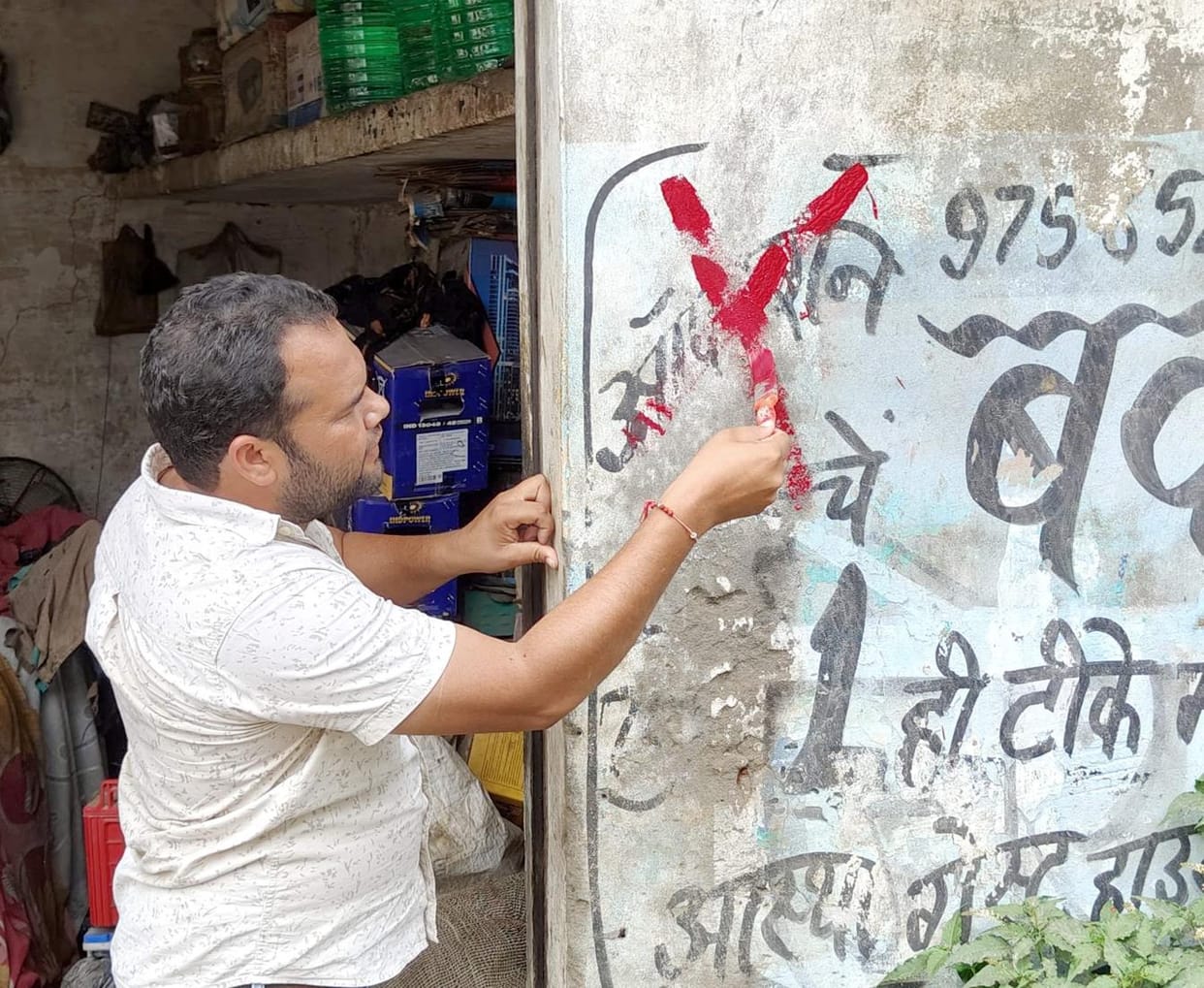 Red marks put on 15 houses and 25 shops calling them encroachment