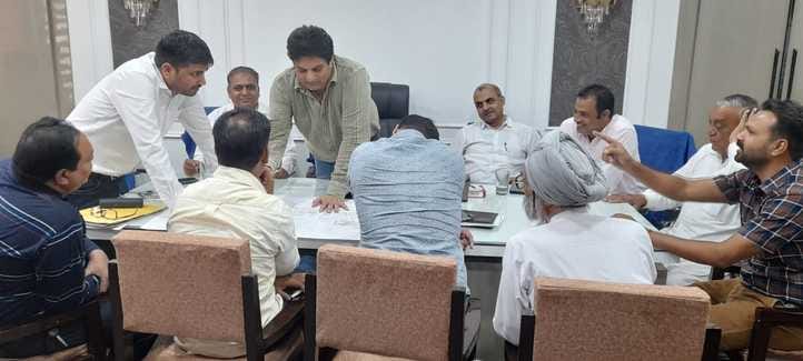 The commission agents met the Deputy Commissioner to resolve the problems of the Mandi
