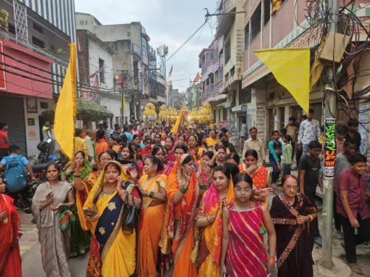 A procession was taken out on the occasion of the birth anniversary of Maa Vindhyavasini, devotees took darshan of the tableau