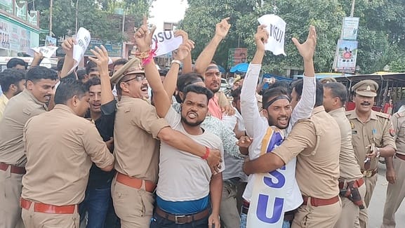 Youths going to surround the election office were stopped, there was a scuffle with the police