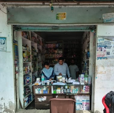 Caught selling medicines without license, medicine sealed