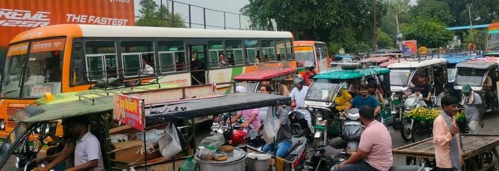There was a jam in the city in the afternoon, the traffic police were also troubled