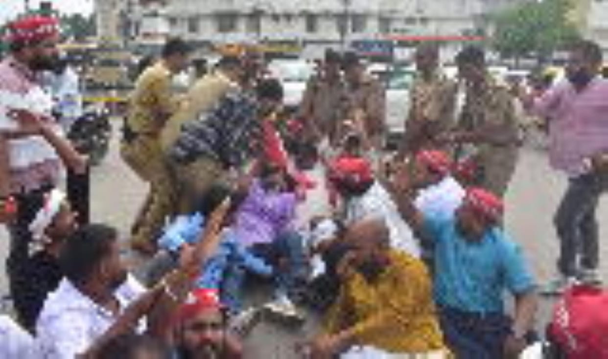 Gorakhpur News: SP protests against Akhilesh's arrest, six detained