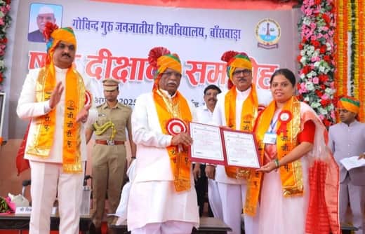 शोधार्थी को पीएचडी की उपाधि प्रदान करते राज्यपाल