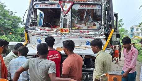 Muzaffarpur Bihar news:road accident onion load truck collied driver injured police investigate nh jaam