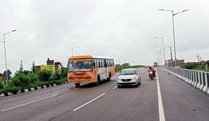 Buses do not stop at the Tedhimod intersection on the highway, though it is a stop by name