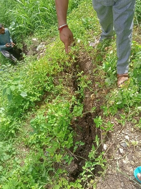 Cracks also appear in the ground of Tonipri village, houses have become vacant