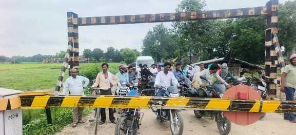 Ambulance stuck in traffic jam at Dhummai railway crossing